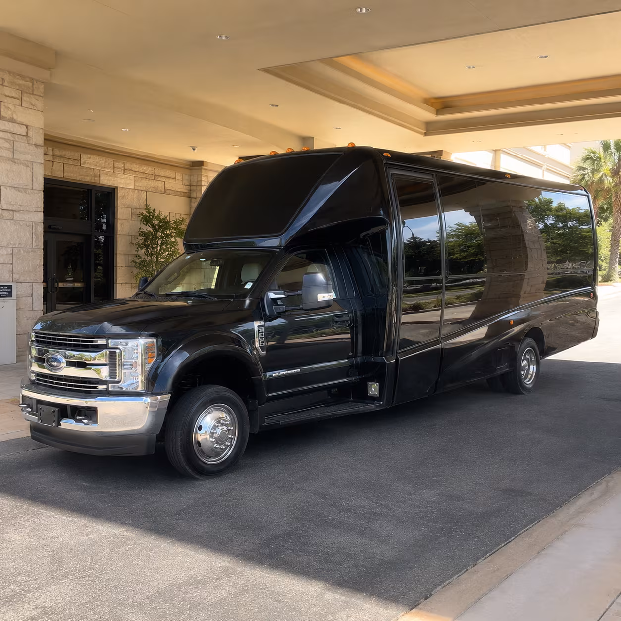 Saint Clair Shores Winery Tour & Pub Crawl Transportation
